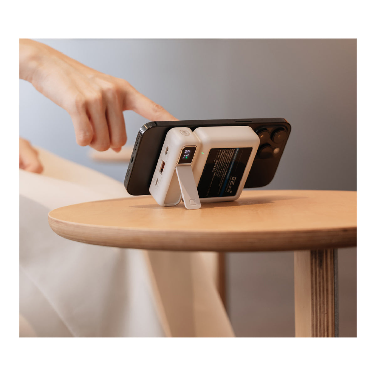10000mAh Magnetic Wireless Power Bank with Stand