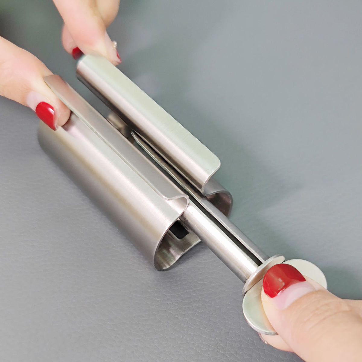 2" 1 Stainless Steel Toothpaste Squeezer Rollers Tube Wringer Seat Holder - L